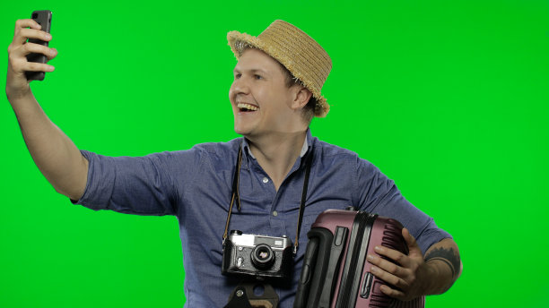 一名游客正在用手机自拍。色度键图片下载