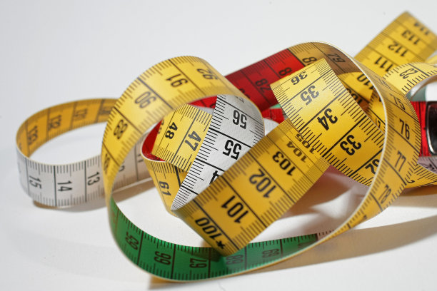 彩色裁缝仪表在中性背景图片下载