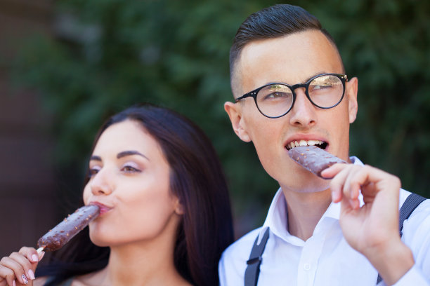 年轻夫妇吃冰淇淋图片下载