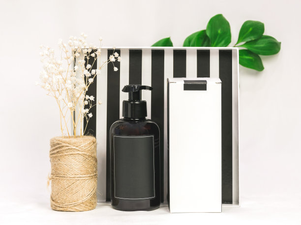 黑色的瓶子和化妆品(洗发水，沐浴露，液体肥皂)和纸板箱图片下载
