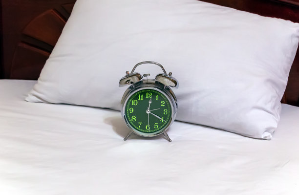 复古绿色闹钟背景俯视图时间工作图片下载