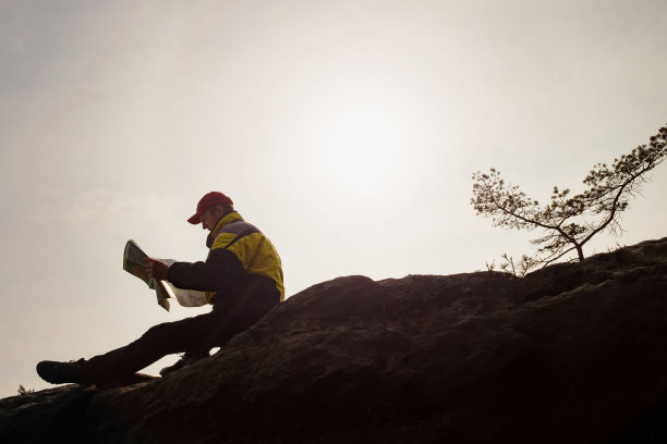 旅行者在浓雾中检查纸质地图。失去了人图片下载