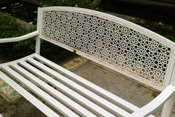 空的白色铁长凳在花园里图片下载