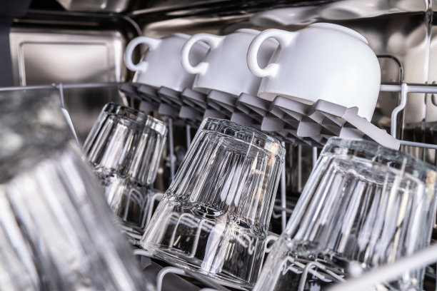 用洗碗机清洗杯子和玻璃杯图片下载