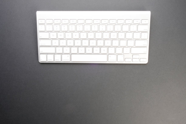 电脑在桌子上。桌面上的业务项目。商人的工作场所。图片下载