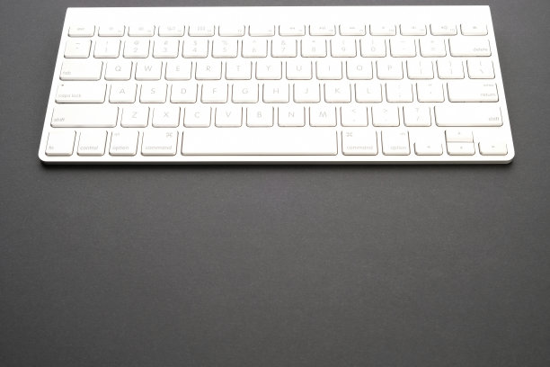 电脑在桌子上。桌面上的业务项目。商人的工作场所。图片下载