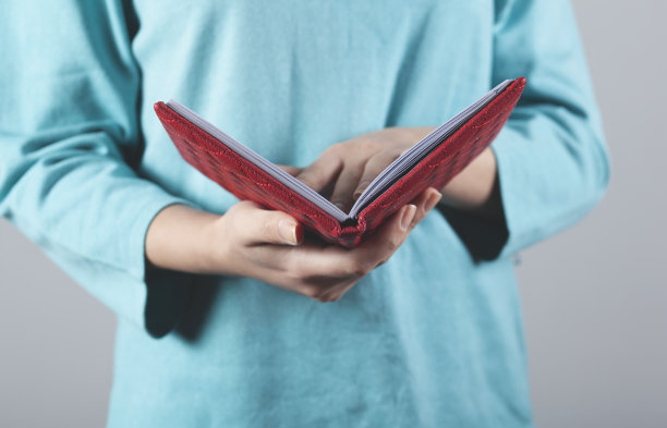 女人的手笔和记事本图片下载