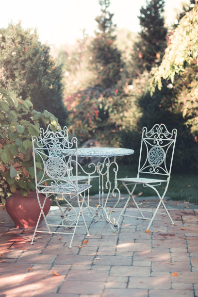 露台与复古的桌子和椅子图片下载