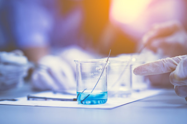 在化学教室的实验室进行测试图片下载