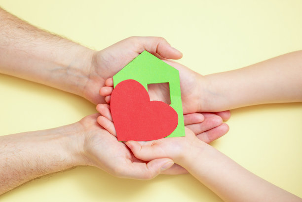 手捧绿纸屋，心捧红。图片下载