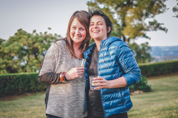 两个朋友团聚并一起庆祝图片下载