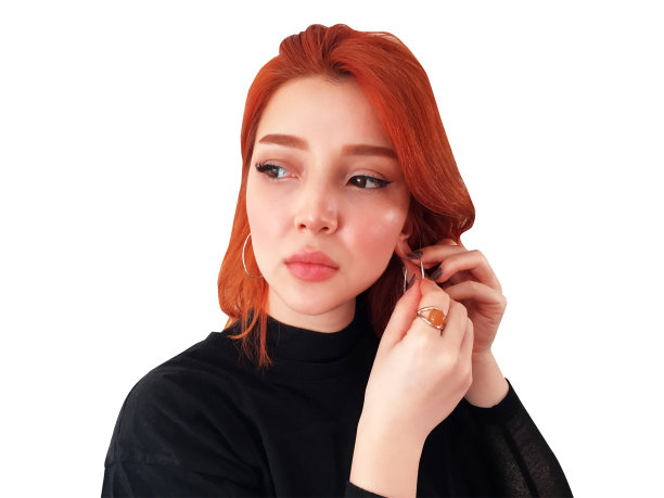 女孩戴着耳环图片下载