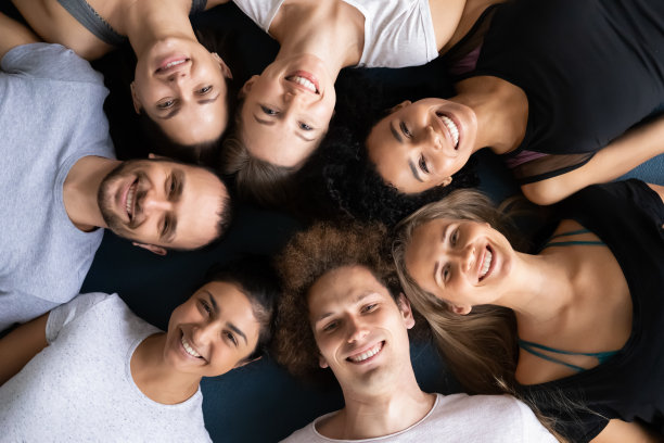 上图是一群躺在地上看镜头的运动人士图片下载