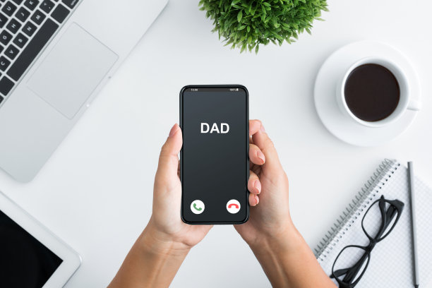 女人手持来电显示为爸爸的手机图片下载