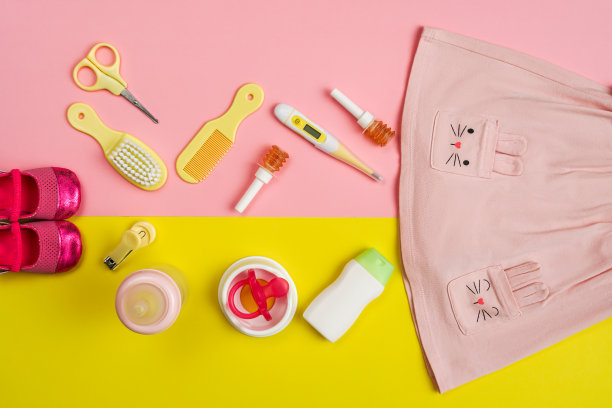 婴儿护理必需品和喂食箱图片下载