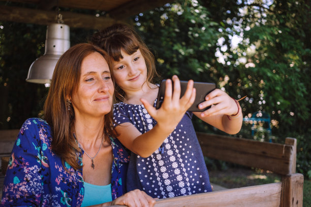 一个女孩在和妈妈自拍图片下载
