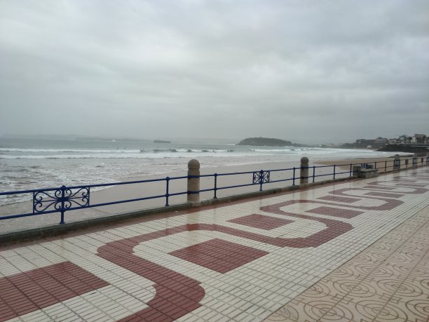 撒丁罗的桑坦德海滩景色图片下载