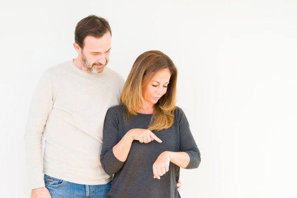 看着手表上的时间，轻松而自信图片下载