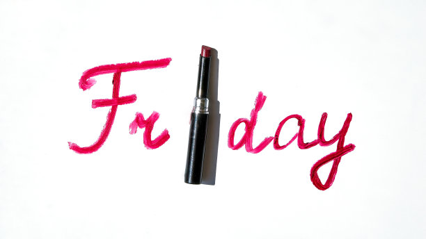 红色口红与星期五文字，创意概念照片的口红与标志星期五在白色的背景。图片下载