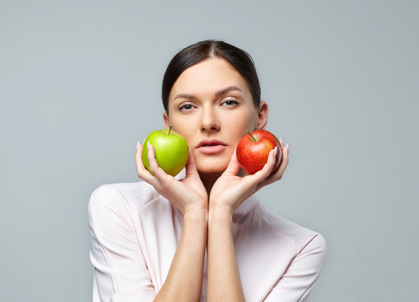 一个拿着熟透的青苹果的女孩图片下载