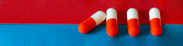 医药与健康，白色和红色的药丸在蓝色的背景从上面图片下载