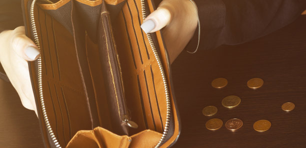 贫穷的亚洲妇女手打开空钱包寻找钱有问题的支付或债务，图片下载