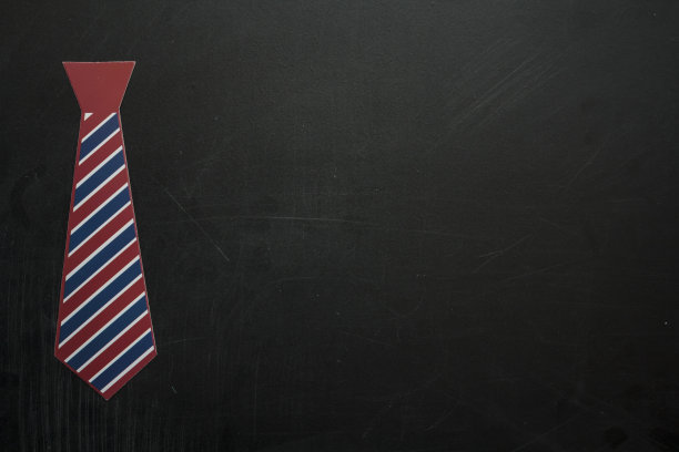 男人的领带在黑板上与抄写空间图片下载