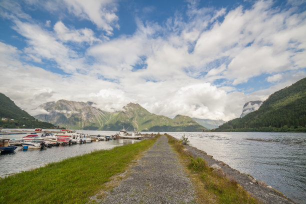 码头，峡湾和山脉，令人惊叹的自然景观。码头为船前面的景色。美丽的倒影。斯堪的纳维亚山脉,挪威。艺术照片。美丽的世界图片下载