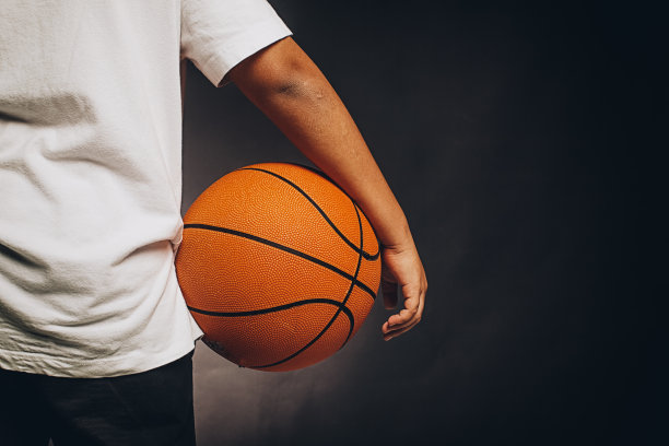 一个无名小男孩拿着一个篮球图片下载