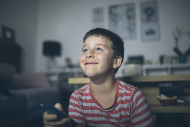 电视前的男孩图片下载