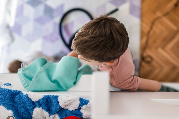 男孩正在打扫他的房间图片下载