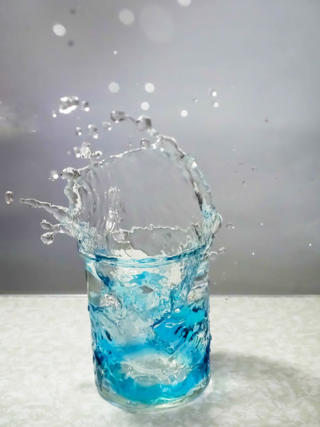 水从玻璃杯里溅出来图片下载