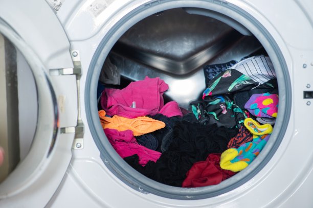 刚洗好的衣服放在洗衣机里图片下载