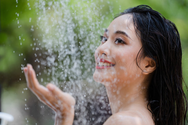 亚洲女人，她在外面洗澡和洗头。她正在度假村休息。图片下载