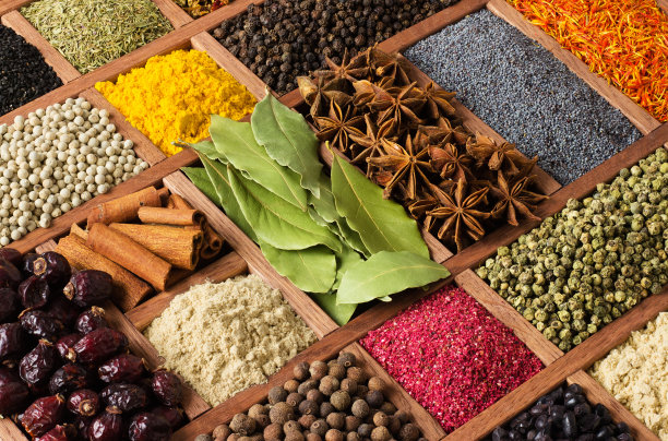 各种香料装在木盒中，俯视图。用作烹饪背景的调味料图片下载