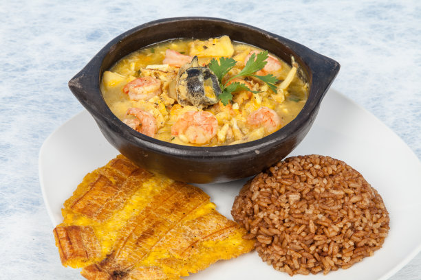 健康食品——海鲜砂锅;照片在中性背景。图片下载