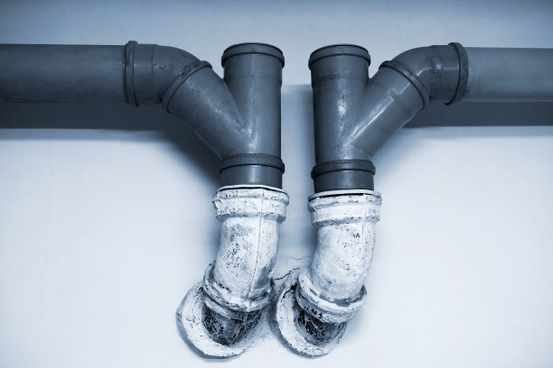 在墙的背景上排水管图片下载