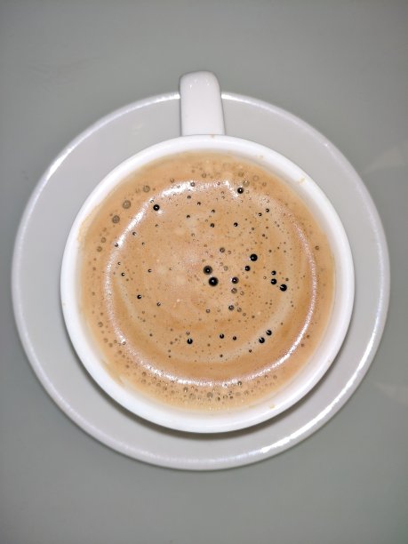 白色杯子里的咖啡泛着泡沫图片下载