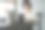 一名亚裔中国少年在厨房餐桌上与他的虚拟助手智能音箱一边做作业，一边通过网络软件与所有同学在线聊天图片下载