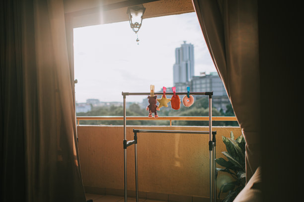 毛绒玩具晾衣绳晾衣夹早上挂在阳台上图片下载