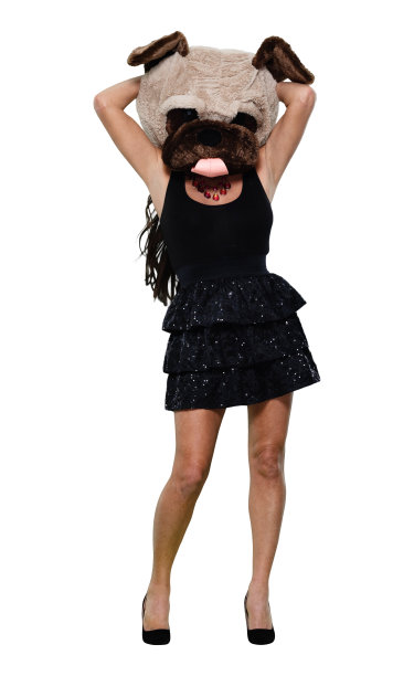 拉丁美洲和西班牙裔的年轻妇女在白人背景前戴着面具伪装跳舞图片下载