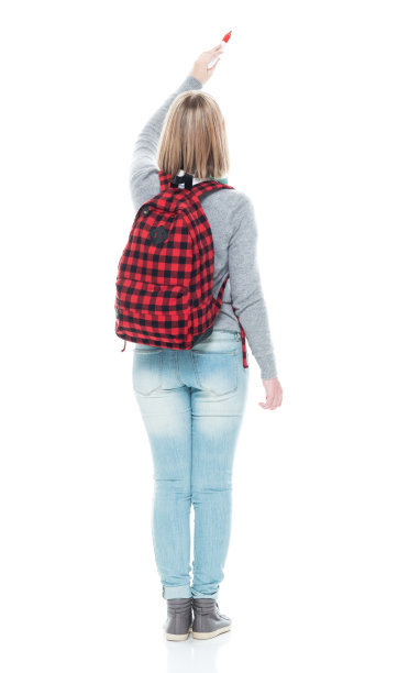 z一代年轻的女教师穿着polo衫站在白色背景前，拿着包，拿着笔图片下载