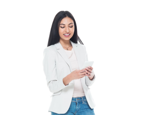 拉丁美洲和西班牙裔的年轻女性穿着夹克，站在白人背景前使用手机图片下载