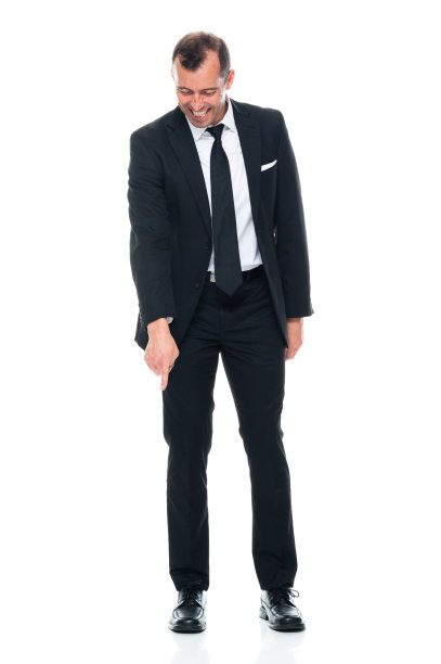 白人男性穿着商务装站在白色背景前图片下载