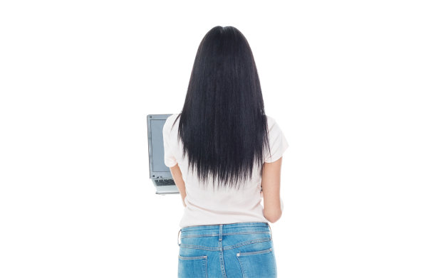 拉丁美洲和西班牙裔的年轻女性穿着衬衫站在白色背景前使用笔记本电脑图片下载