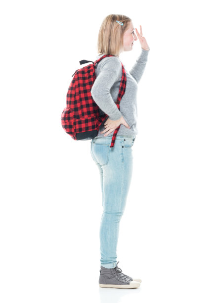 z一代少女高中学生站在白色背景下背着背包和拿着包图片下载