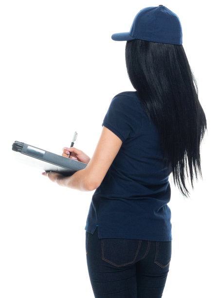 拉丁美洲和西班牙裔女性体力劳动者站在前面的白色背景戴着帽子和拿着做清单图片下载