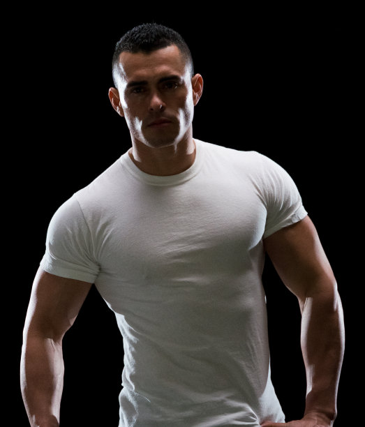 拉丁美洲和西班牙裔的年轻男性在黑人背景下穿着裤子图片下载