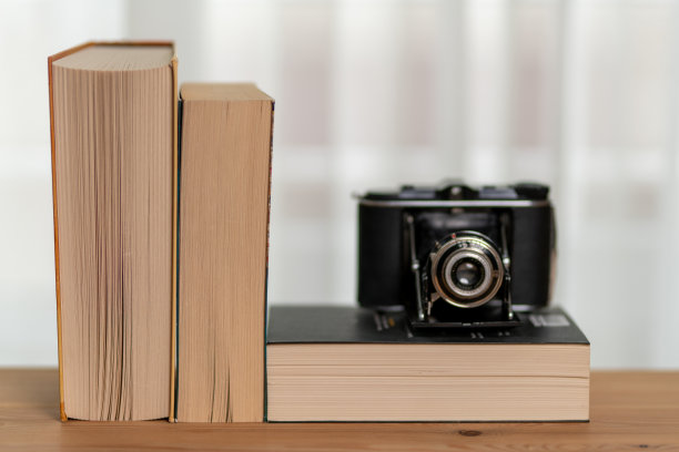窗帘前面的架子上有三本书。老式模拟摄像机图片下载