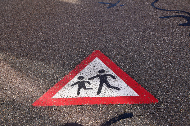 孩子们在马路上，标志画在沥青上图片下载